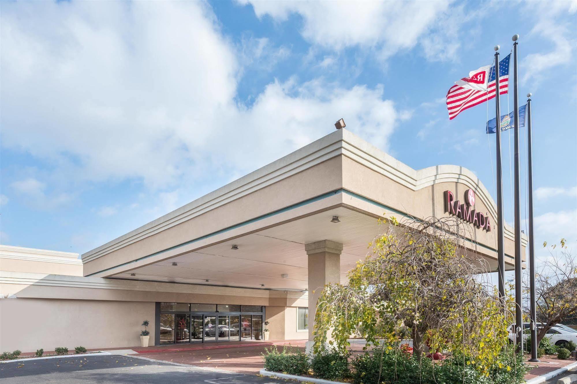 Ramada Overland Park Mission 外观 照片