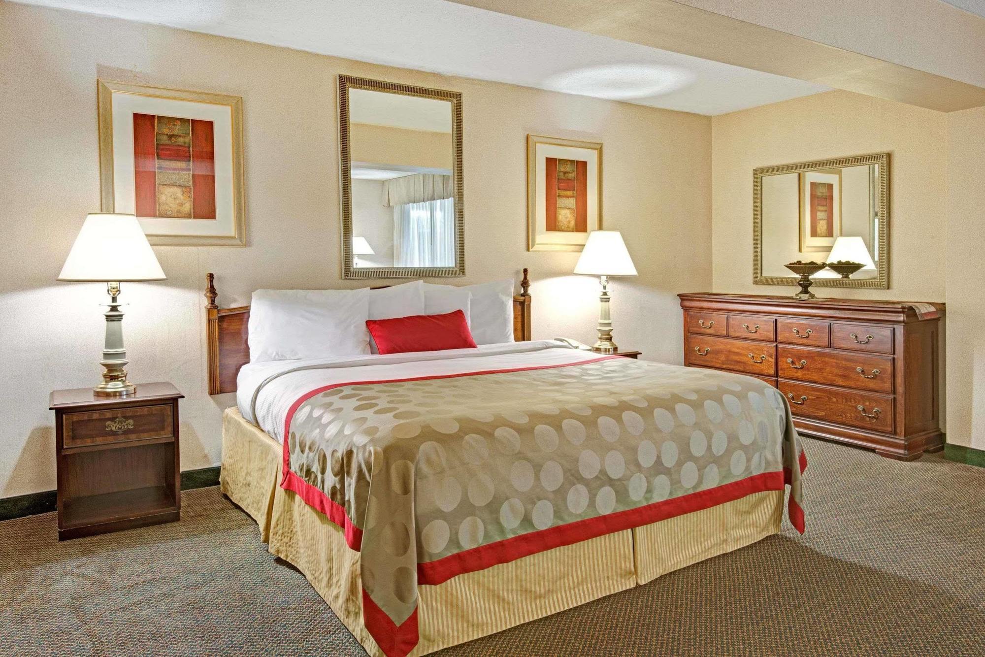 Ramada Overland Park Mission 外观 照片